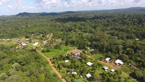 Luftaufnahme-Des-Abgelegenen-Dorfes-Saül-Im-Amazonaspark-Guayana.